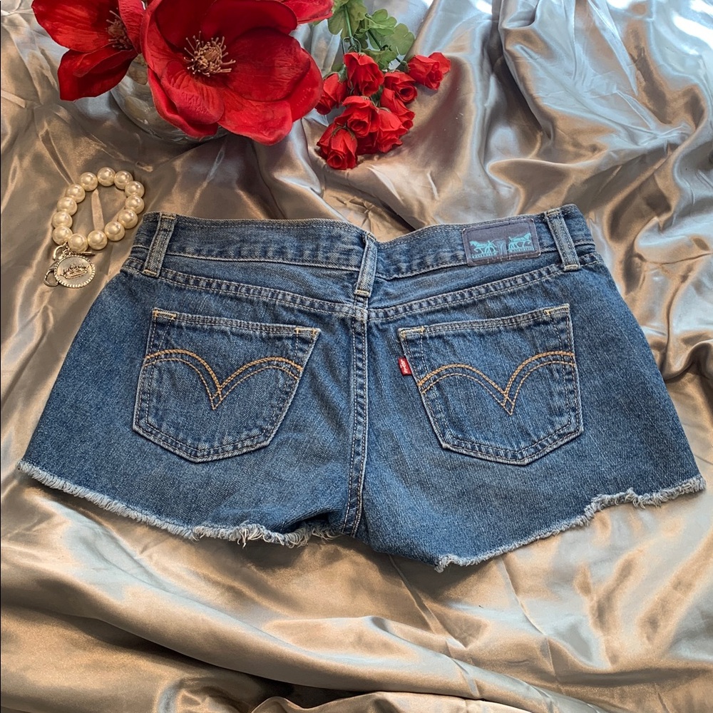 🌹VINTAGE Levi's • Y2K Blue Denim Cutoff Shorts • Low Rise Daisy Dukes!